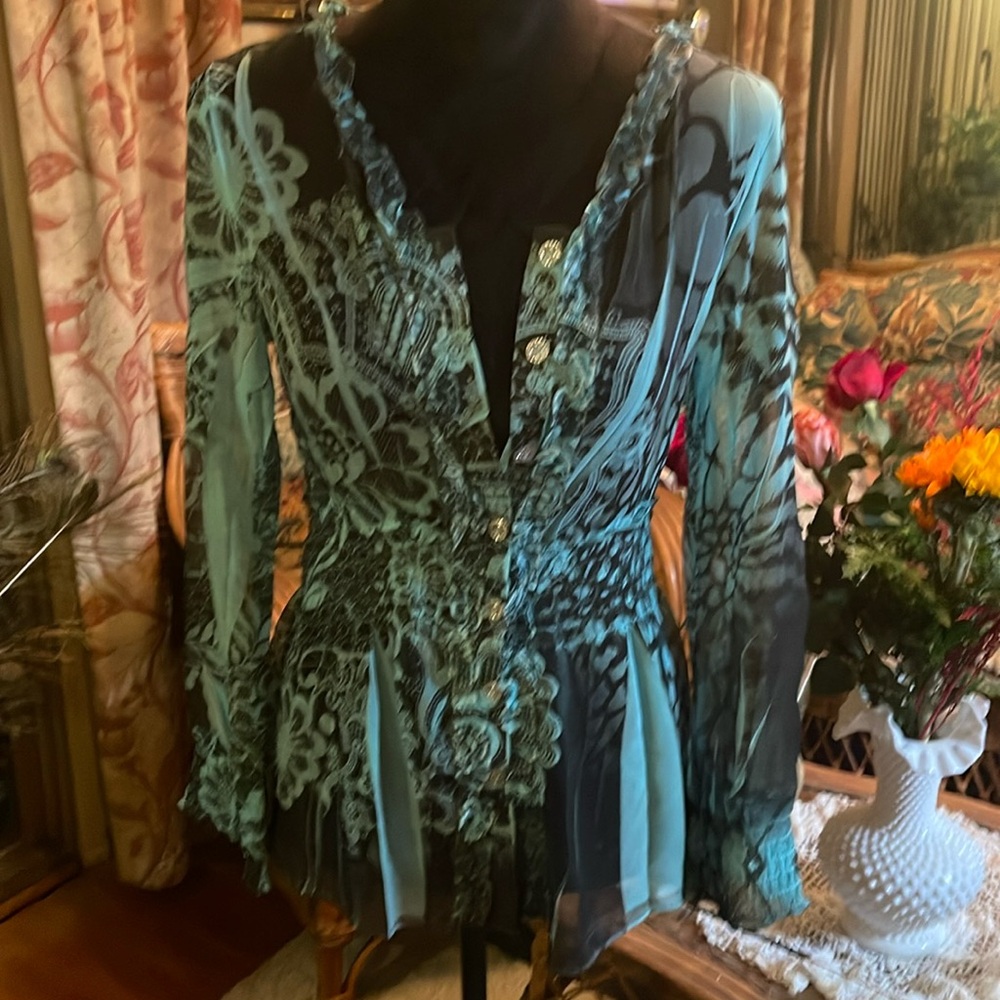 The Pyramid Collection Blouse Size S 
100% Polyester